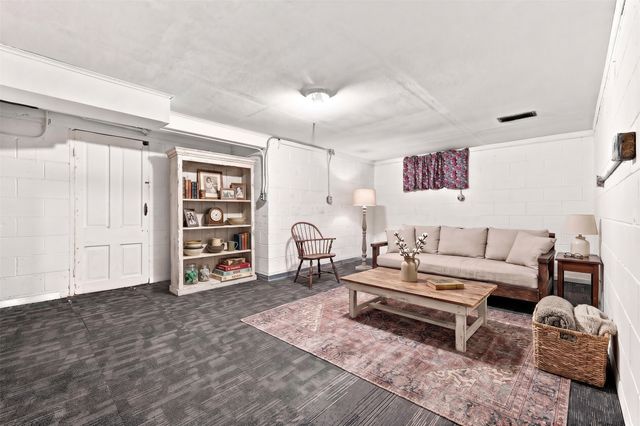505 E Holcomb Avenue, Des Moines, IA 50313