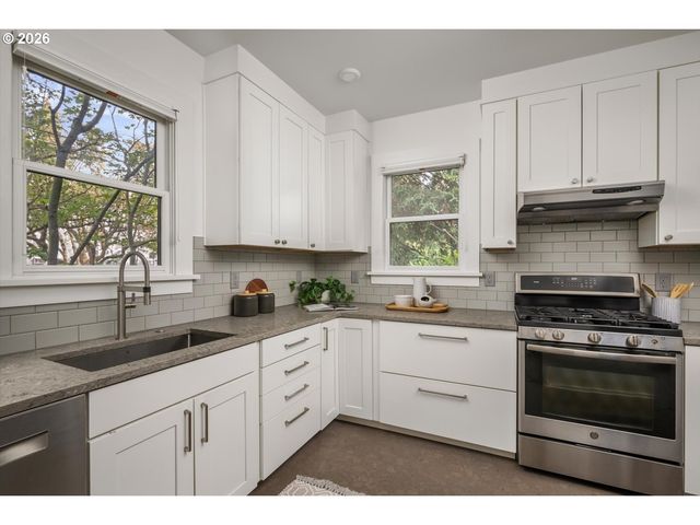 138 Ne 18TH Ave, Portland, OR 97232