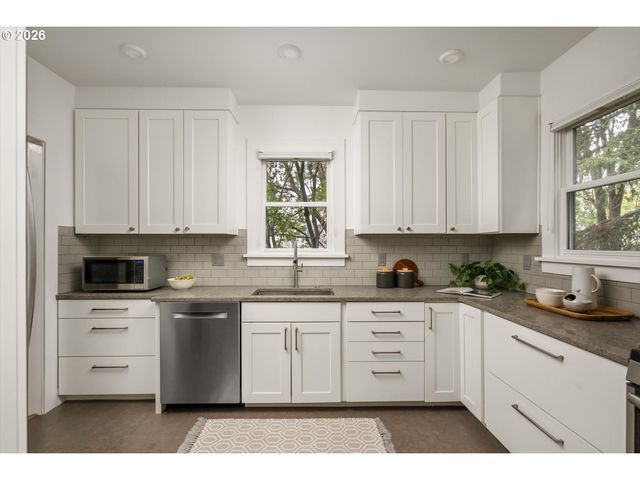 138 Ne 18TH Ave, Portland, OR 97232