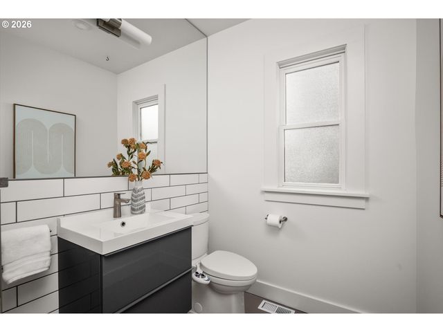 138 Ne 18TH Ave, Portland, OR 97232