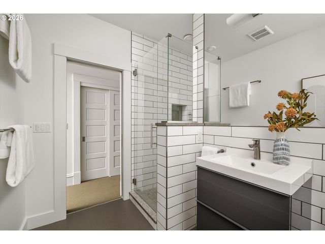 138 Ne 18TH Ave, Portland, OR 97232