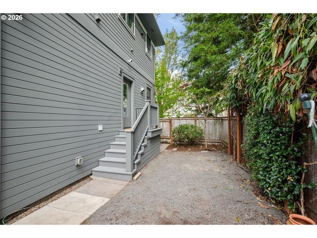 138 Ne 18TH Ave, Portland, OR 97232