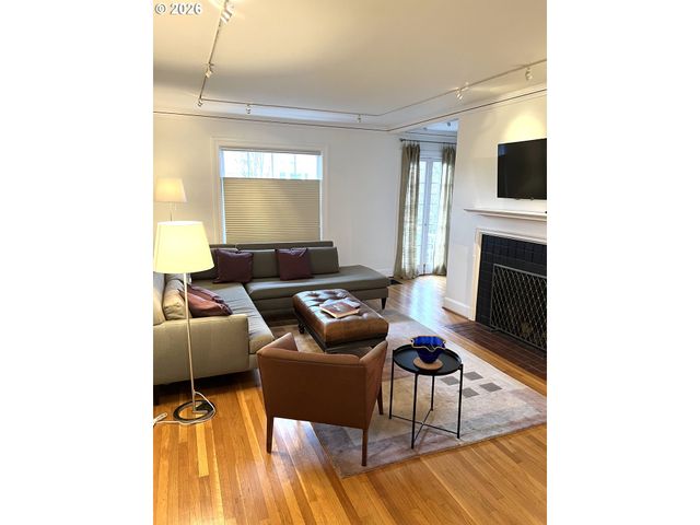 138 Ne 18TH Ave, Portland, OR 97232