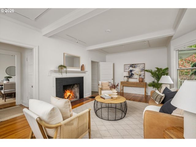 138 Ne 18TH Ave, Portland, OR 97232