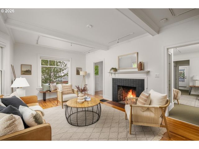 138 Ne 18TH Ave, Portland, OR 97232