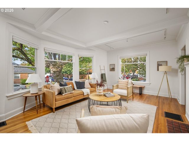 138 Ne 18TH Ave, Portland, OR 97232
