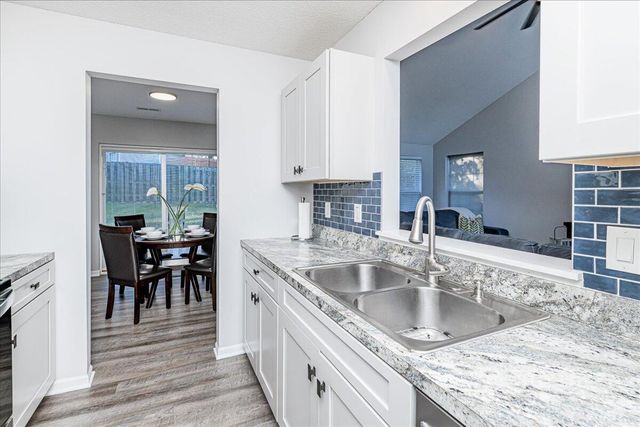 2200 MARICOPA DR, Columbia, MO 65201