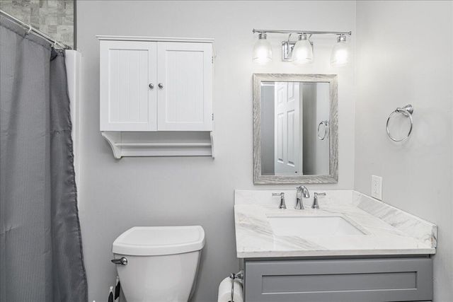 2200 MARICOPA DR, Columbia, MO 65201