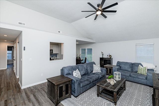 2200 MARICOPA DR, Columbia, MO 65201