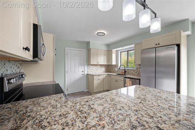 2668 Grass Valley Drive, White Lake Charter Township, MI 48383