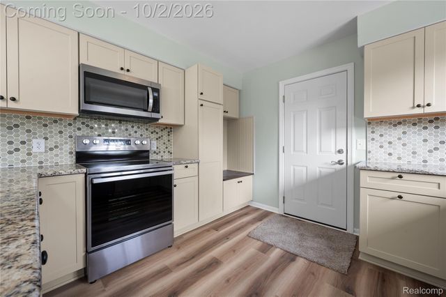 2668 Grass Valley Drive, White Lake Charter Township, MI 48383