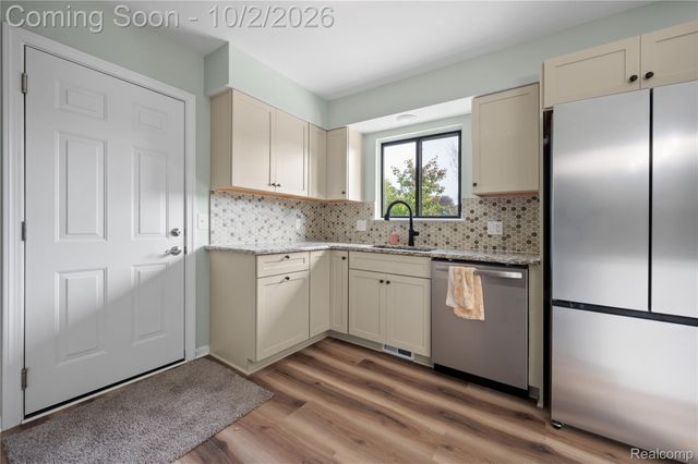 2668 Grass Valley Drive, White Lake Charter Township, MI 48383