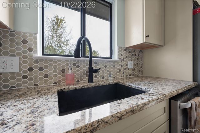 2668 Grass Valley Drive, White Lake Charter Township, MI 48383