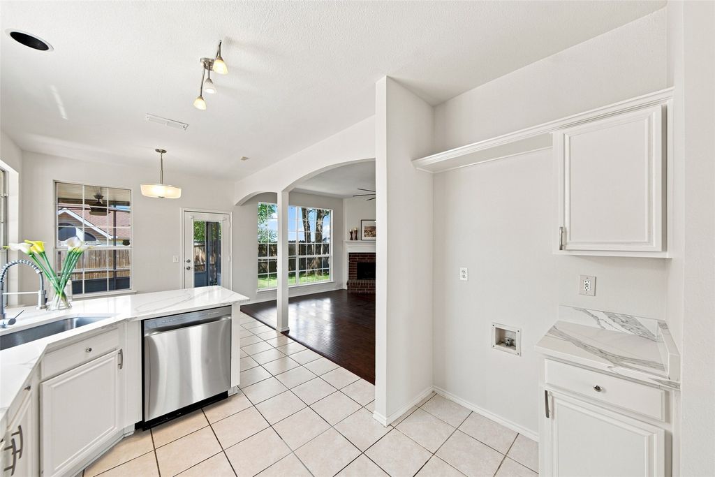 337 Bluewood Lane, Lake Dallas, TX 75065 — photo 4