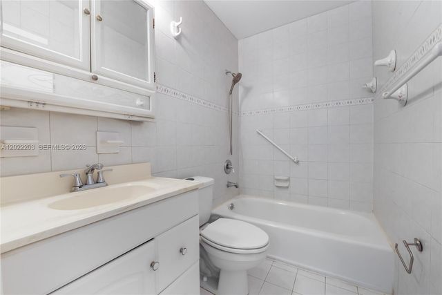 9460 Palmetto Club Ln E, Palmetto Bay, FL 33157
