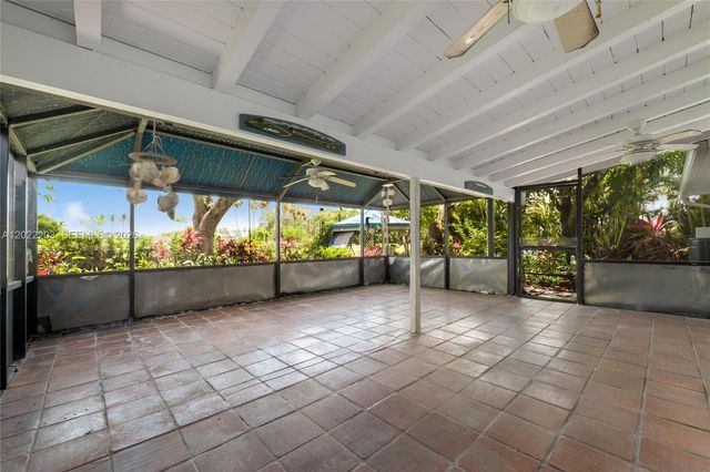 9460 Palmetto Club Ln E, Palmetto Bay, FL 33157