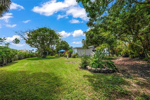 9460 Palmetto Club Ln E, Palmetto Bay, FL 33157