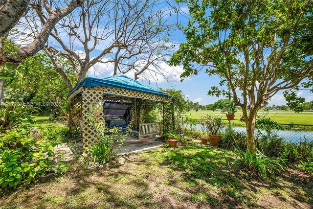 9460 Palmetto Club Ln E, Palmetto Bay, FL 33157
