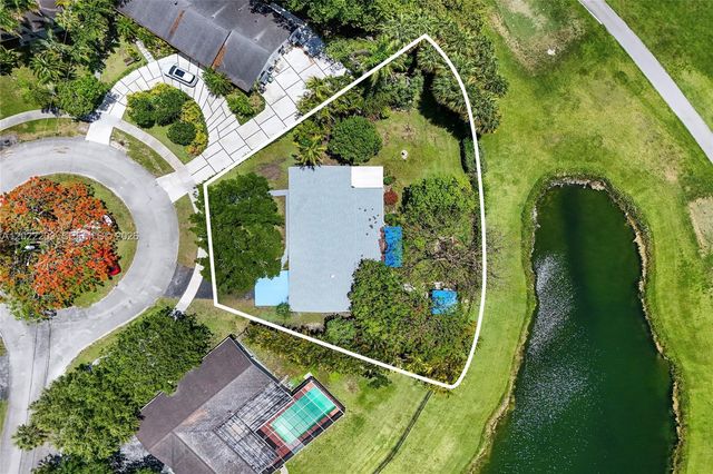 9460 Palmetto Club Ln E, Palmetto Bay, FL 33157