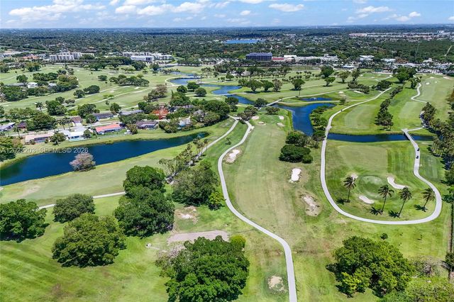 9460 Palmetto Club Ln E, Palmetto Bay, FL 33157