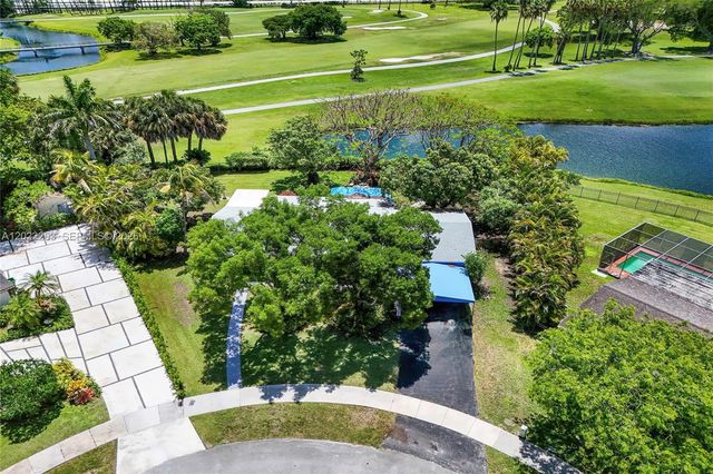 9460 Palmetto Club Ln E, Palmetto Bay, FL 33157