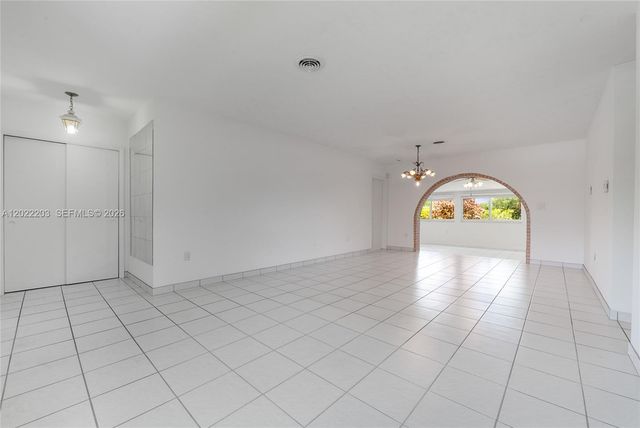 9460 Palmetto Club Ln E, Palmetto Bay, FL 33157