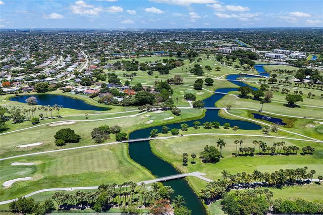 9460 Palmetto Club Ln E, Palmetto Bay, FL 33157