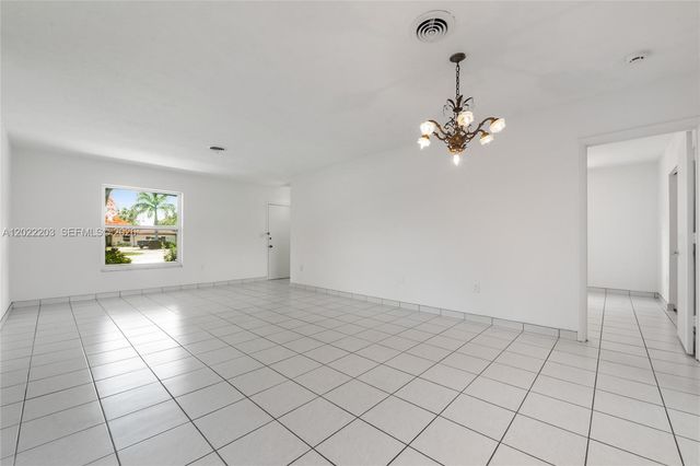 9460 Palmetto Club Ln E, Palmetto Bay, FL 33157