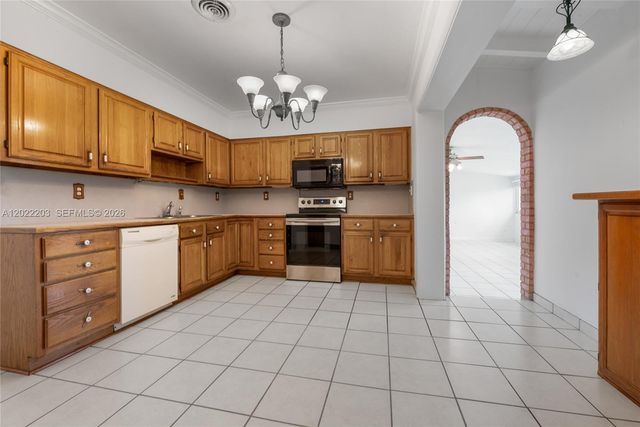 9460 Palmetto Club Ln E, Palmetto Bay, FL 33157
