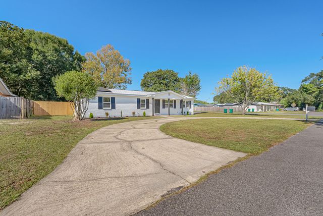 15 Oak Lane, Shalimar, FL 32579