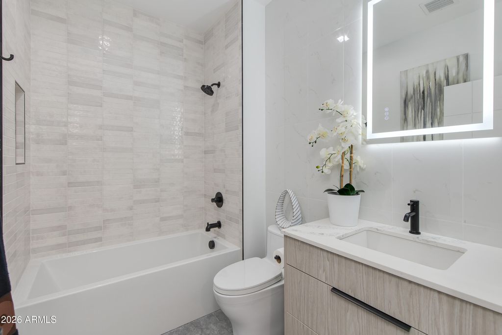 Image 16 of property listing at 3446 N 47TH Street, Phoenix, AZ 85018
