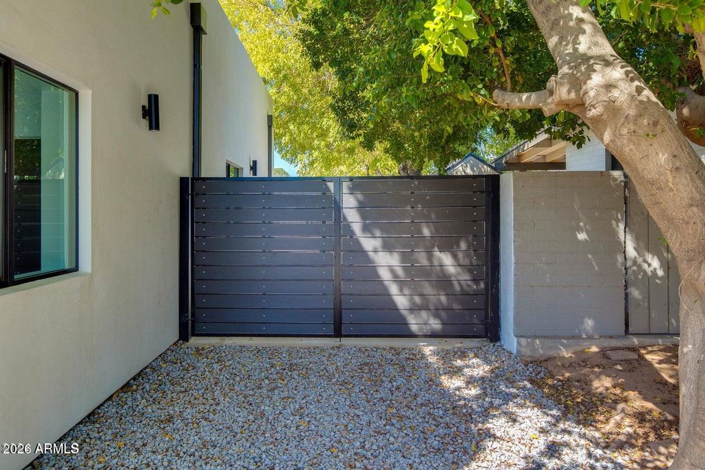 Image 20 of property listing at 3446 N 47TH Street, Phoenix, AZ 85018