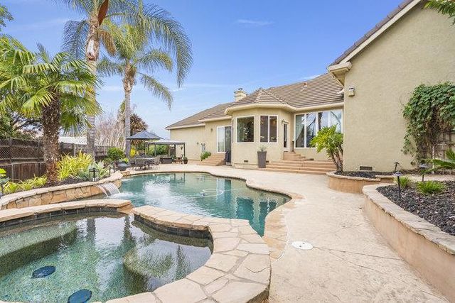 50 Ralphs Way, Hollister, CA 95023