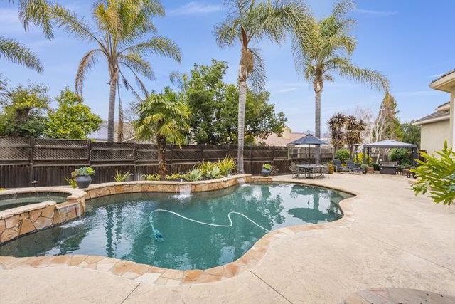 50 Ralphs Way, Hollister, CA 95023