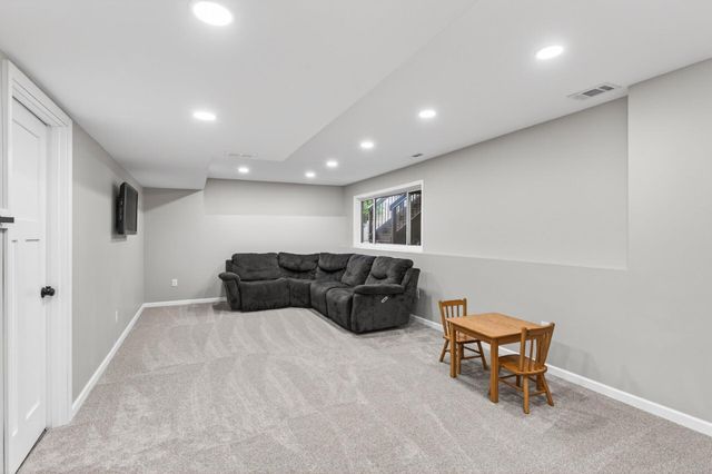 933 Basenji Curve, Shakopee, MN 55379