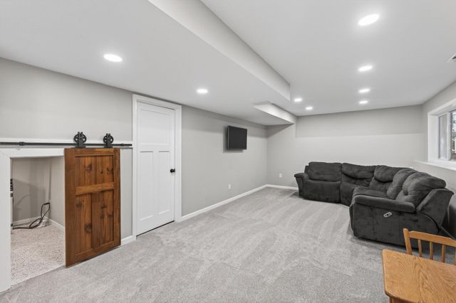 933 Basenji Curve, Shakopee, MN 55379