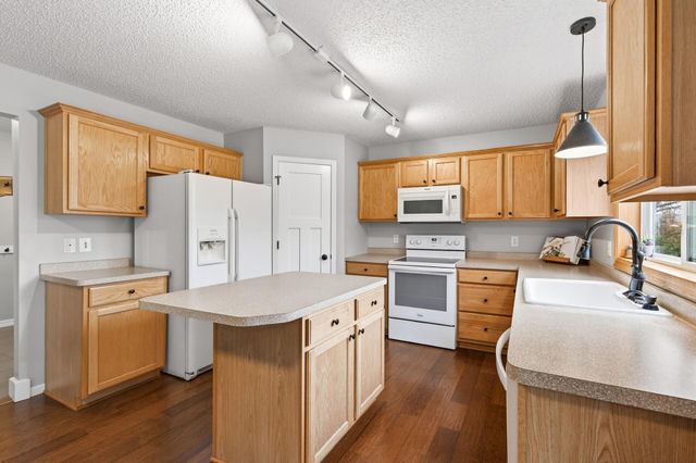 933 Basenji Curve, Shakopee, MN 55379