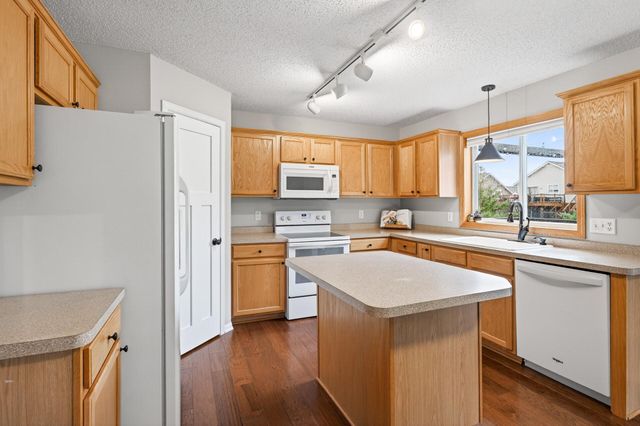 933 Basenji Curve, Shakopee, MN 55379