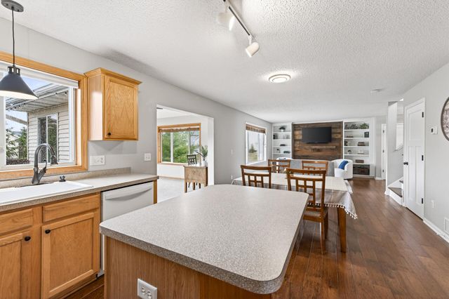 933 Basenji Curve, Shakopee, MN 55379