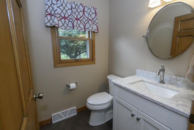 N75W28050 Schmidt LANE, Hartland, WI 53029