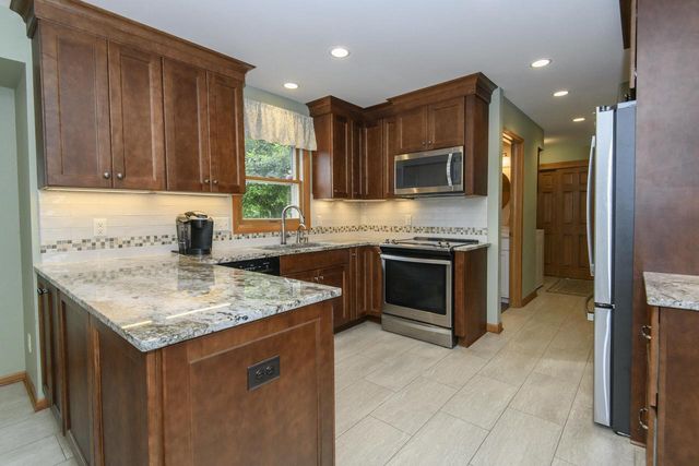 N75W28050 Schmidt LANE, Hartland, WI 53029