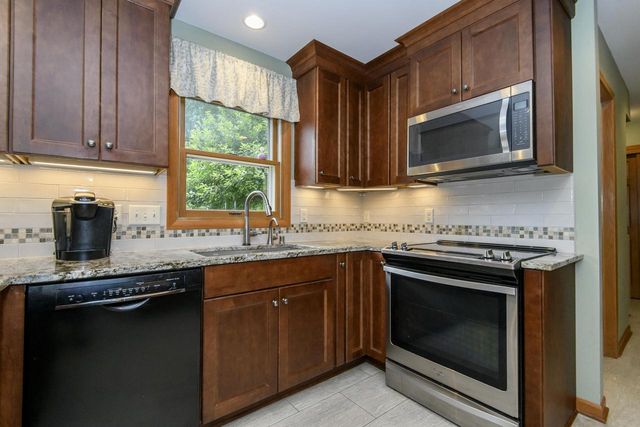 N75W28050 Schmidt LANE, Hartland, WI 53029