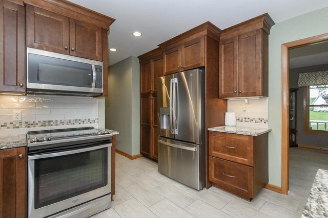 N75W28050 Schmidt LANE, Hartland, WI 53029