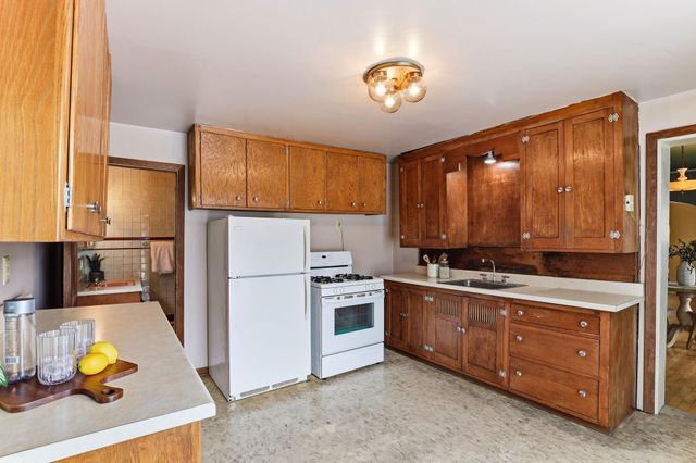 81 Manitoba Avenue, Saint Paul, MN 55117