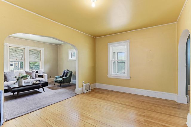 81 Manitoba Avenue, Saint Paul, MN 55117