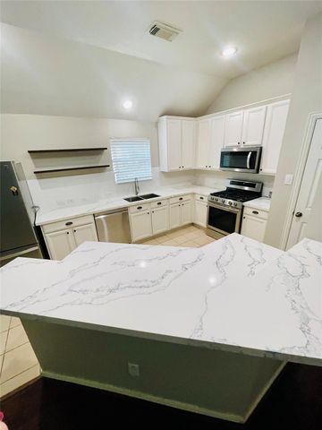 6704 Kevincrest Drive, Pearland, TX 77584