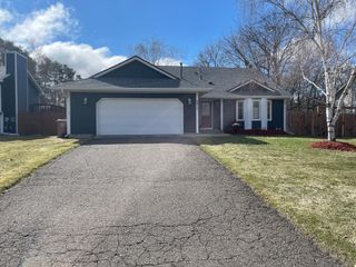 6817 29th Street N, Oakdale, MN 55128