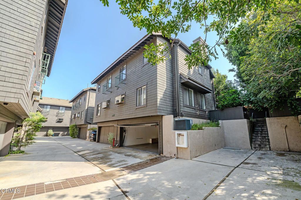 Image 23 of property listing at 786 E California Boulevard 2, Pasadena, CA 91106