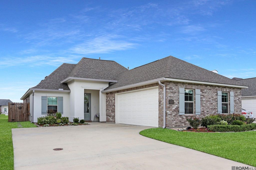 5169 Black River Rd, Darrow, LA 70725