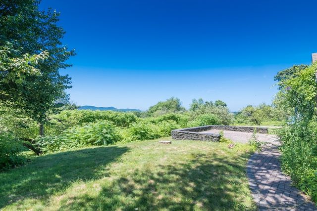 53 Iduna Ln, Amherst, MA 01002